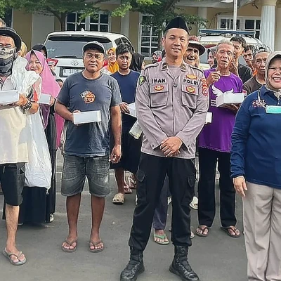 Biddokkes Polda Banten Bagikan 100 Paket Takjil Gratis di Serang