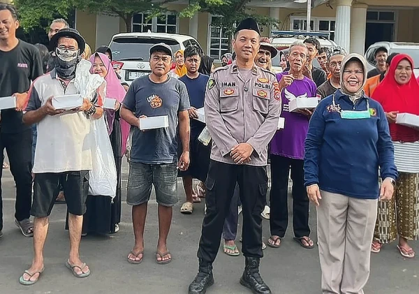 Biddokkes Polda Banten Bagikan 100 Paket Takjil Gratis di Serang