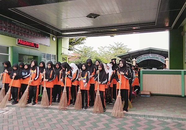 MTsN 4 Bantul Gelar Bakti Sosial Bersih Masjid Peringati Harlah ke-48