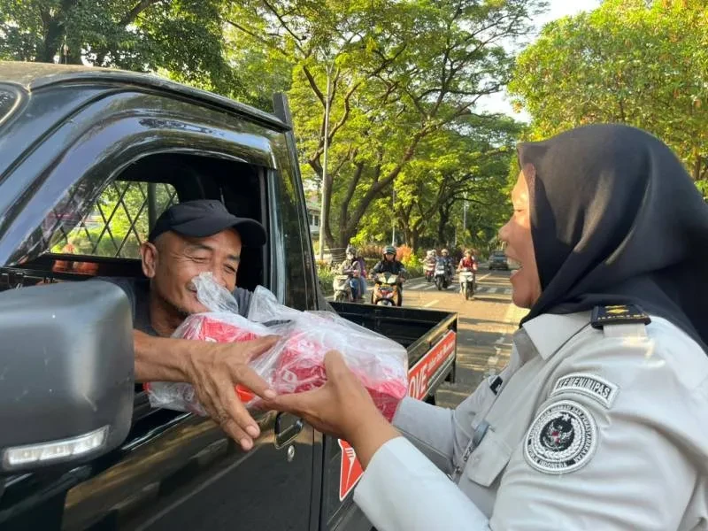 LPP Tangerang Bagikan 20 Paket Makanan, Tebar Berkah Ramadan untuk Warga