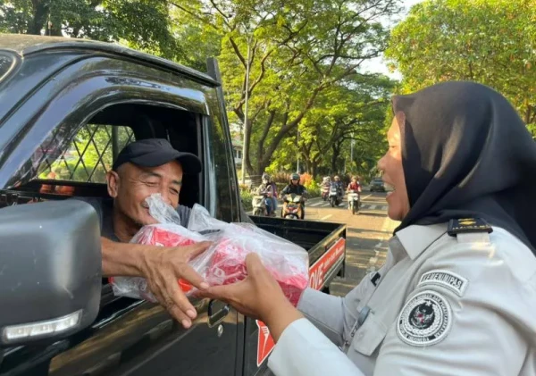 LPP Tangerang Bagikan 20 Paket Makanan, Tebar Berkah Ramadan untuk Warga