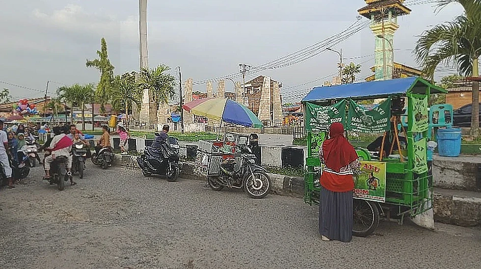 Tradisi Berburu Takjil Ramai di Berbagai Sudut Kota Jelang Berbuka Puasa