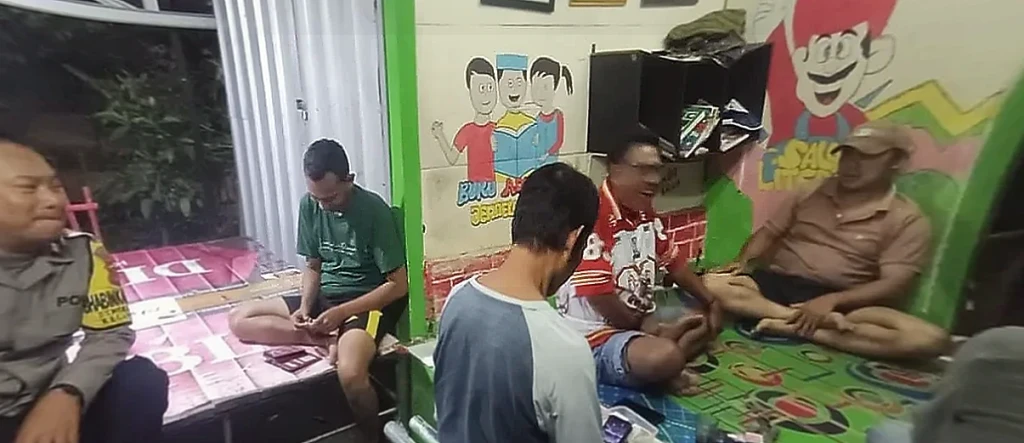 Polsek Anyar Gelar Ronda Siskamling di Mekarsari, Jaga Harkamtibmas