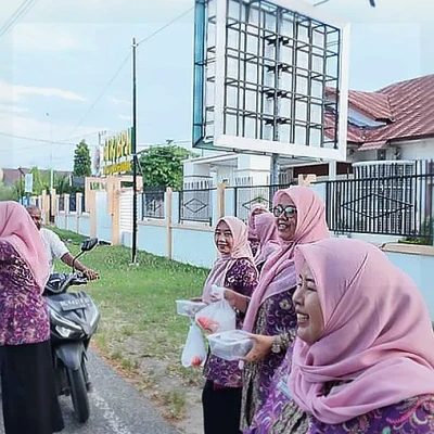 Ikawati ATR/BPN Lhokseumawe Bagikan Takjil untuk Masyarakat Selama Ramadan