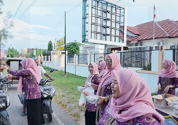 Ikawati ATR/BPN Lhokseumawe Bagikan Takjil untuk Masyarakat Selama Ramadan