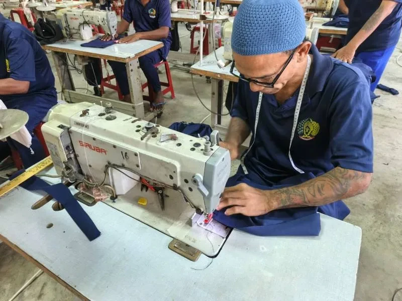 Warga Binaan Lapas Nirbaya Nusakambangan Produktif, Hasilkan 150 Baju Dinas
