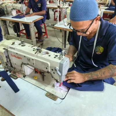 Warga Binaan Lapas Nirbaya Nusakambangan Produktif, Hasilkan 150 Baju Dinas