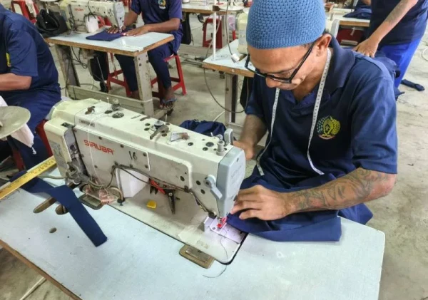 Warga Binaan Lapas Nirbaya Nusakambangan Produktif, Hasilkan 150 Baju Dinas
