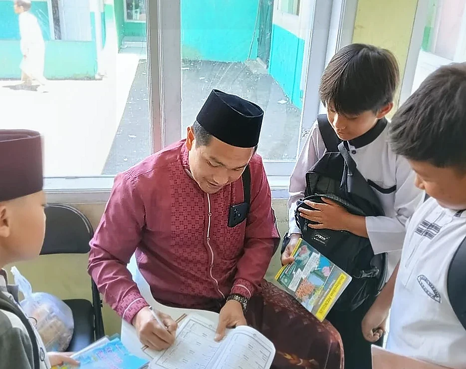 Siswa Madrasah di Garut Antusias Isi Buku Kegiatan Ramadan