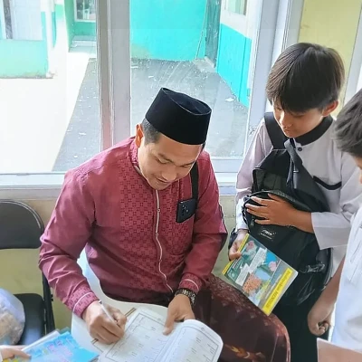 Siswa Madrasah di Garut Antusias Isi Buku Kegiatan Ramadan