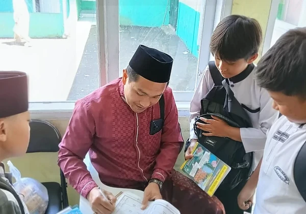 Siswa Madrasah di Garut Antusias Isi Buku Kegiatan Ramadan