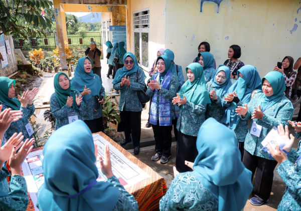 Ketua TP PKK Provinsi Banten Lakukan Pembinaan HKG PKK ke-53 di Desa Cikedung