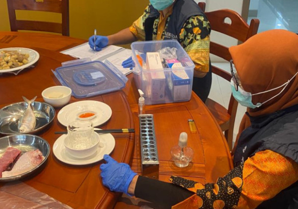 Pemeriksaan Sampel Makanan dan Minuman di Resto Hu Wanie Lo PIK II, Pastikan Keamanan Pangan