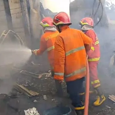 Damkar Ciledug Bantu Tangsel Padamkan Kebakaran Gudang Dekorasi di Pondok Aren