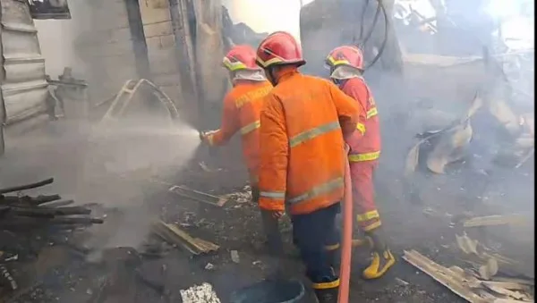 Damkar Ciledug Bantu Tangsel Padamkan Kebakaran Gudang Dekorasi di Pondok Aren