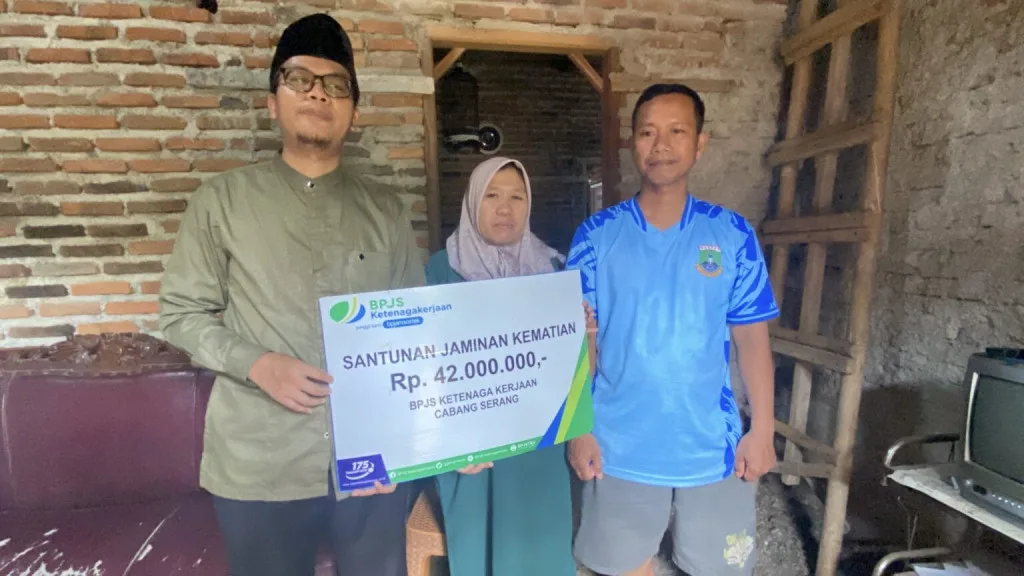 Kades Sindangheula Serahkan Santunan BPJS Ketenagakerjaan kepada Ahli Waris Warga