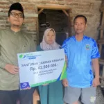 Kades Sindangheula Serahkan Santunan BPJS Ketenagakerjaan kepada Ahli Waris Warga