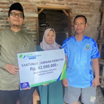 Kades Sindangheula Serahkan Santunan BPJS Ketenagakerjaan kepada Ahli Waris Warga