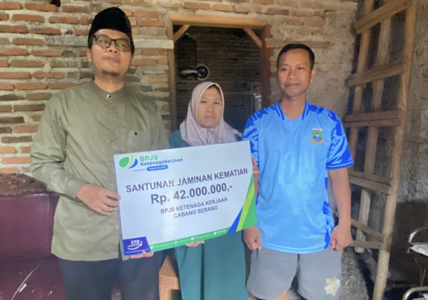 Kades Sindangheula Serahkan Santunan BPJS Ketenagakerjaan kepada Ahli Waris Warga