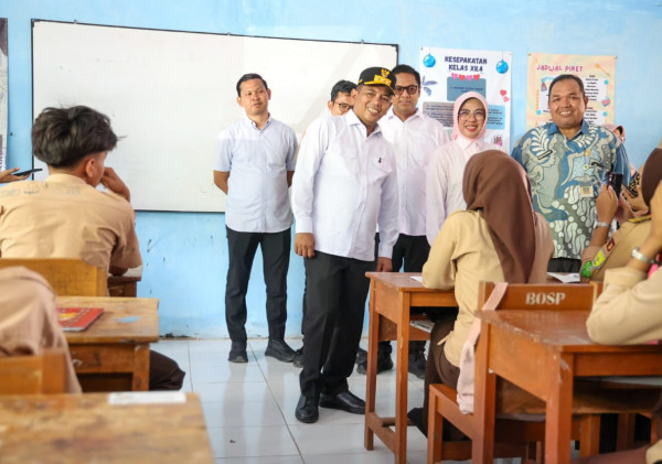 Gubernur Banten Tinjau Program Makan Bergizi Gratis di SMA Negeri 15 Pandeglang