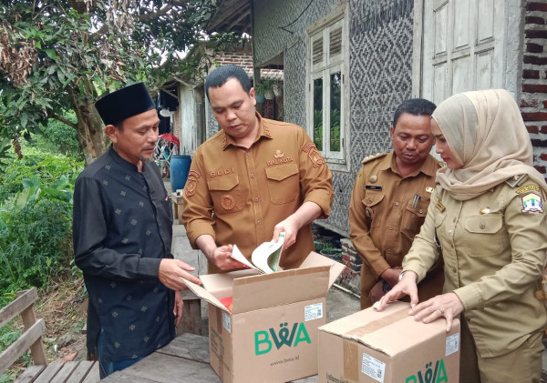 Wali Kota Serang Bagikan Al-Qur’an untuk Santri, Dorong Tradisi Mengaji