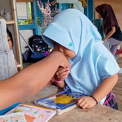 Membaca Watak Seseorang Melalui Cara Bersalaman