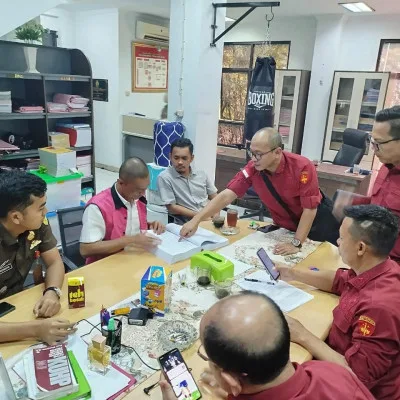Kejaksaan Tinggi Banten Serahkan Tersangka Korupsi Proyek Breakwater PP Cituis Kabupaten Tangerang TA. 2023