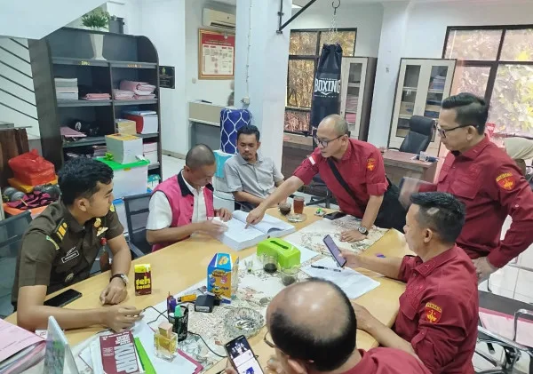 Kejaksaan Tinggi Banten Serahkan Tersangka Korupsi Proyek Breakwater PP Cituis Kabupaten Tangerang TA. 2023