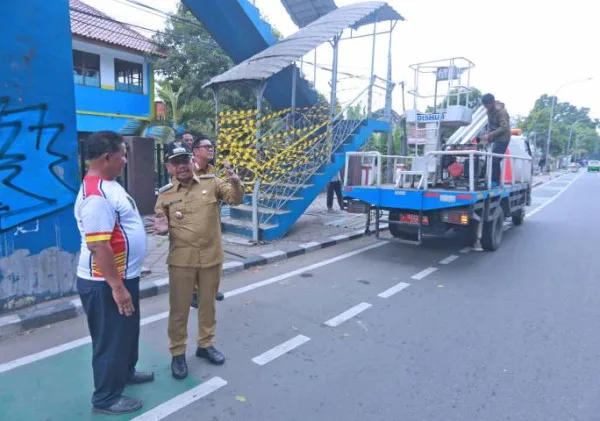 Wali Kota Tangerang Tinjau Kondisi JPO Daan Mogot, Tegaskan Keselamatan Warga Jadi Prioritas