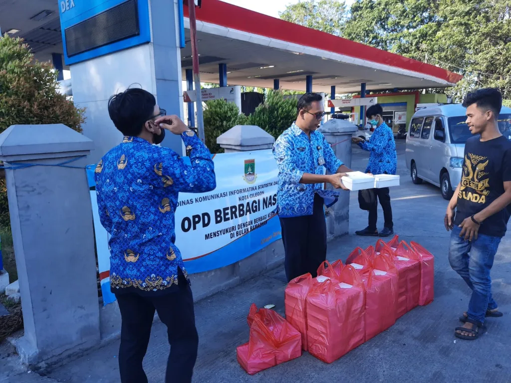 Pegawai Pemkot Cilegon Bagikan Ribuan Nasi Kotak kepada Warga