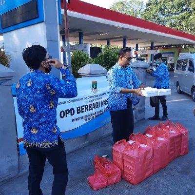 Pegawai Pemkot Cilegon Bagikan Ribuan Nasi Kotak kepada Warga