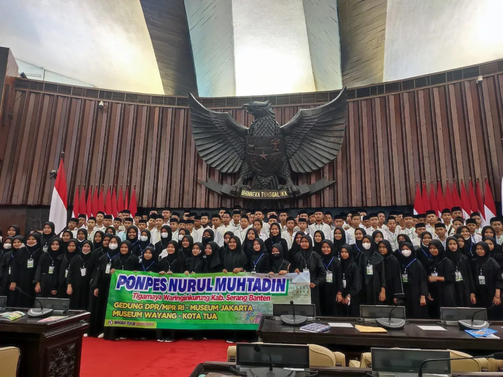 KUNJUNGAN SILATURAHMI PONDOK PESANTREN NURUL MUHTADIN TIGAMAYA Waringin Kurung Kabupaten Serang KE MPR-RI