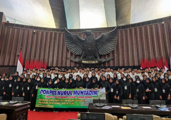 KUNJUNGAN SILATURAHMI PONDOK PESANTREN NURUL MUHTADIN TIGAMAYA Waringin Kurung Kabupaten Serang KE MPR-RI
