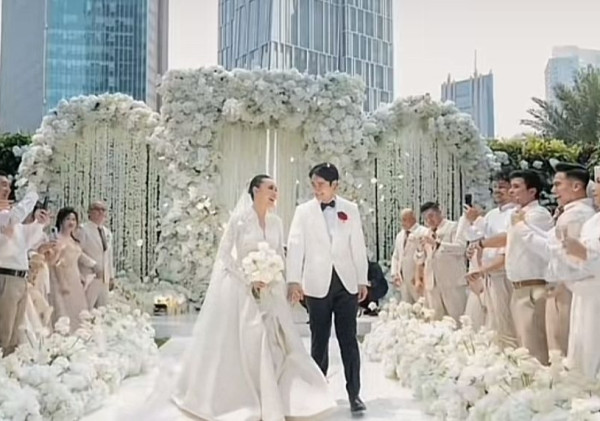 Amanda Manopo dan Kenny Austin Resmi Menikah dalam Suasana Intim Bernuansa Putih