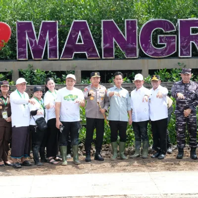 Kapolda Banten Dampingi Wapres Gibran dalam Kegiatan Perlindungan dan Pengelolaan Ekosistem Mangrove di Tangerang