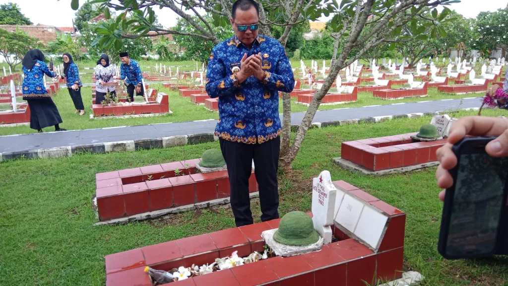 Wali Kota Serang Tabur Bunga di Makam Letkol (Purn.) H. Tb. Suwandi, Teladani Semangat Perjuangan Pendahulu