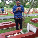 Wali Kota Serang Tabur Bunga di Makam Letkol (Purn.) H. Tb. Suwandi, Teladani Semangat Perjuangan Pendahulu
