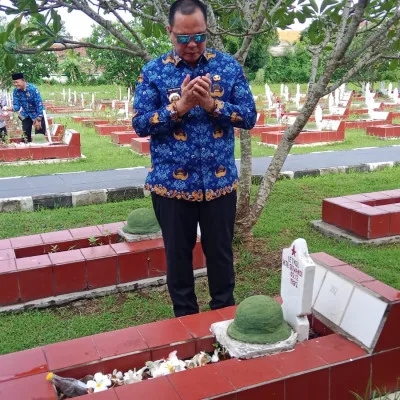 Wali Kota Serang Tabur Bunga di Makam Letkol (Purn.) H. Tb. Suwandi, Teladani Semangat Perjuangan Pendahulu