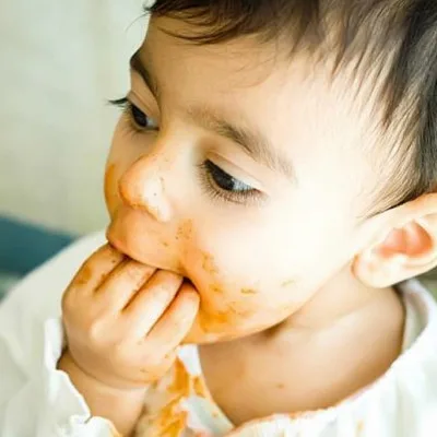 Anak Susah Makan Sendiri? Begini Trik Seru Agar Si Kecil Mau Mandiri di Meja Makan