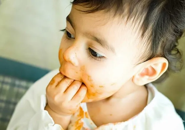 Anak Susah Makan Sendiri? Begini Trik Seru Agar Si Kecil Mau Mandiri di Meja Makan