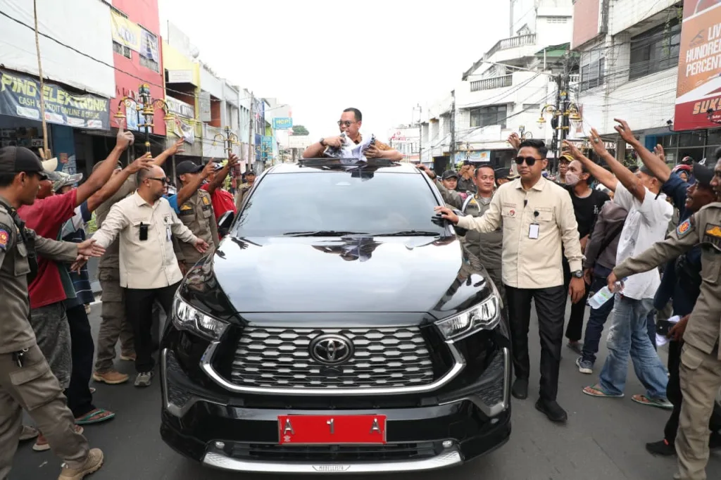 Santunan Korban Petir hingga Bagi-bagi Kaos, Kunjungan Wali Kota Serang di Royal Baroe Bikin Warga Penasaran