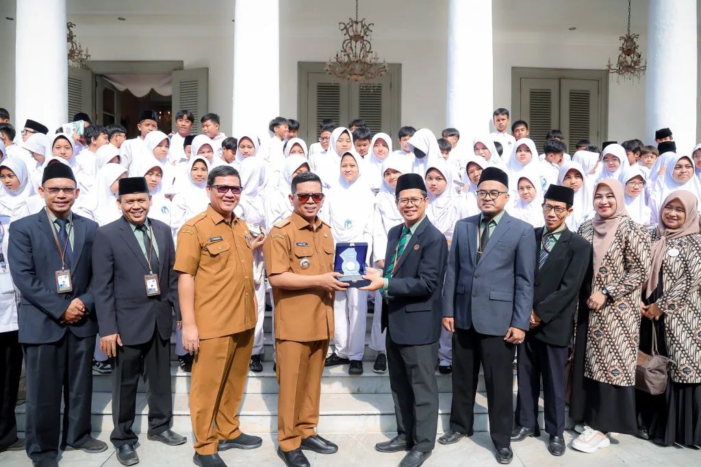 Ratusan Murid SD Al Azhar Serang Belajar Sejarah di Gedung Negara Banten, Disambut Langsung Gubernur Andra Soni
