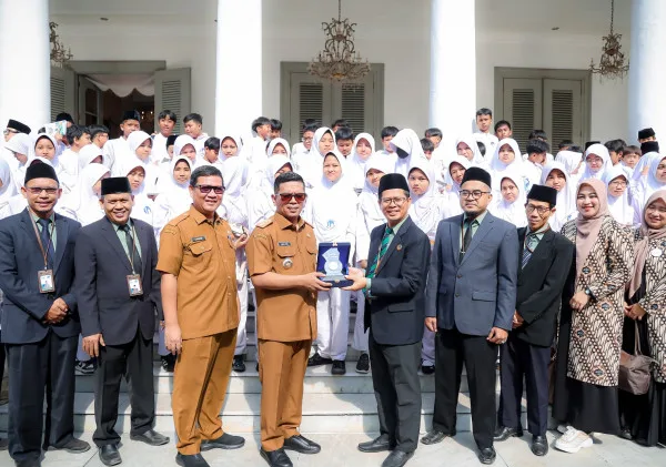 Ratusan Murid SD Al Azhar Serang Belajar Sejarah di Gedung Negara Banten, Disambut Langsung Gubernur Andra Soni