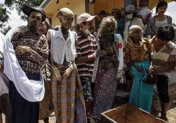 Ma’nene di Toraja, Tradisi Mengganti Pakaian Leluhur Penuh Cinta dan Hormat