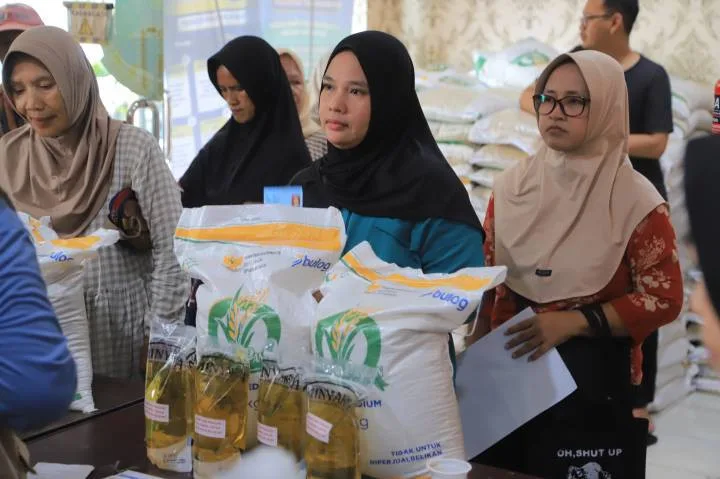 Penyaluran Bansos Pangan di Sudimara Barat Disambut Antusias Warga
