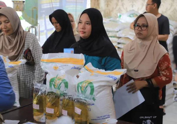 Penyaluran Bansos Pangan di Sudimara Barat Disambut Antusias Warga