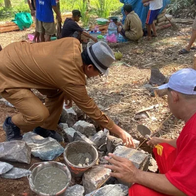 Kades Sindangheula Letakkan Batu Pertama Program Bedah Rumah Bantuan Baznas Kabupaten Serang