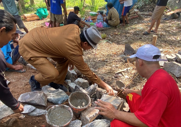 Kades Sindangheula Letakkan Batu Pertama Program Bedah Rumah Bantuan Baznas Kabupaten Serang