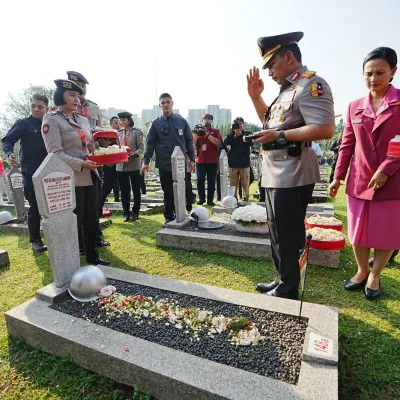 Jelang HUT ke-77 Bhayangkara, Kapolri dan Jajaran Ziarah ke TMP Kalibata