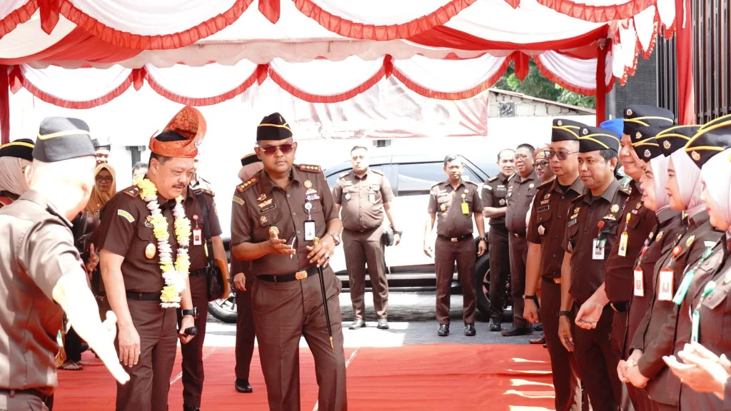Kunjungan Supervisi Kajati Kepri ke Kejari Tanjungpinang Diwarnai Pembagian KIA, Bakti Sosial, dan Pemusnahan Narkotika